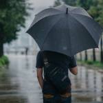 prognoza meteo vremea 1 mai bărbat umbrela ploaie