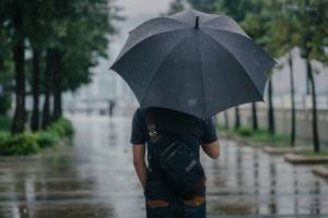 prognoza meteo vremea 1 mai bărbat umbrela ploaie