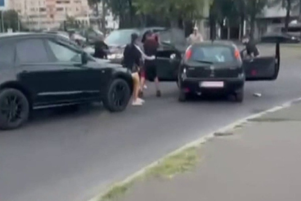 scandal bătaie încăierare stradă mașini