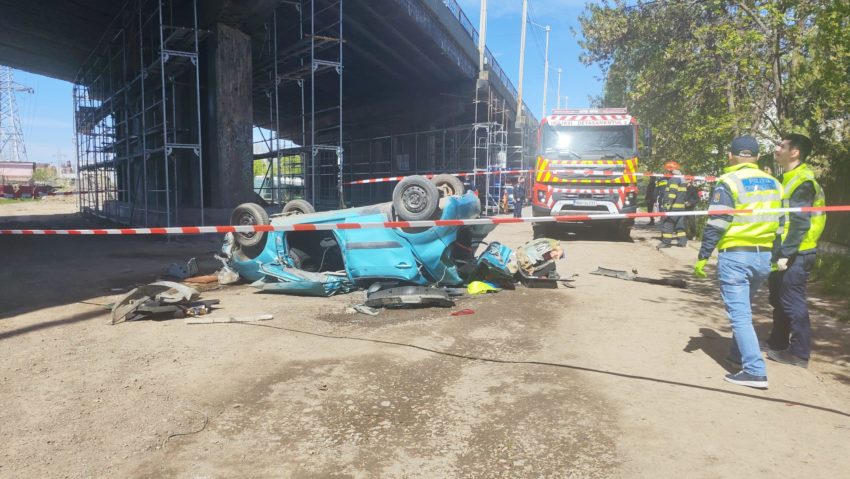 mașină căzută pasarelă iași