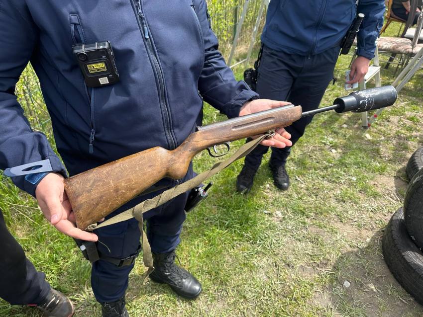 pușcă jandarmi bărbat prins târg