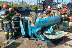 mașină căzută pasarelă iași