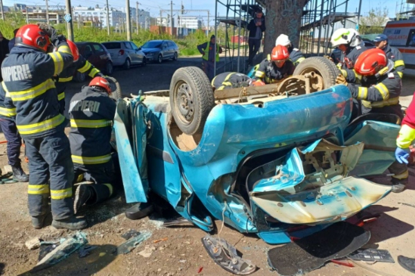 mașină căzută pasarelă iași