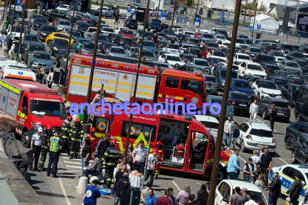 Accident Arges Mall 2 - Update: Accident neobișnuit la Argeș Mall! Mașină răsturnată, femeie lovită de un indicator de circulație