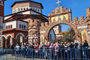 Pelerini la Mănăstirea Pantocrator Capul Sf. Gheorghe