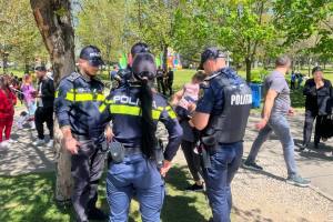 fetiță pierdută Simfonia Lalelelor