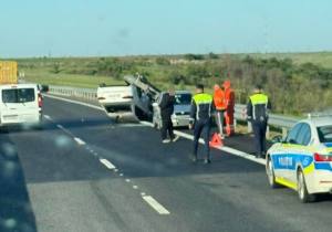 ed298ba2 fc0c 44a1 88d9 70323fb8f56c 1 - Accident pe Drumul Expres Craiova-Pitești. Mașină răsturnată