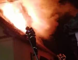 cats - Incendiu puternic în Pietroșani. Un bărbat a ajuns la spital