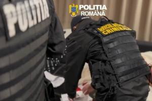 percheziții mascați