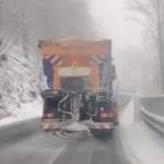 b8f842a5 8830 437f 8fe7 c959b9c98244 - Sfârșit de aprilie cu ninsori. Drumarii acționează pe DN 73