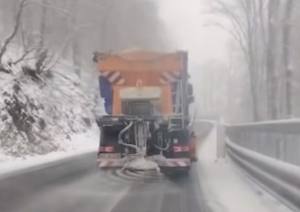 b8f842a5 8830 437f 8fe7 c959b9c98244 - Sfârșit de aprilie cu ninsori. Drumarii acționează pe DN 73