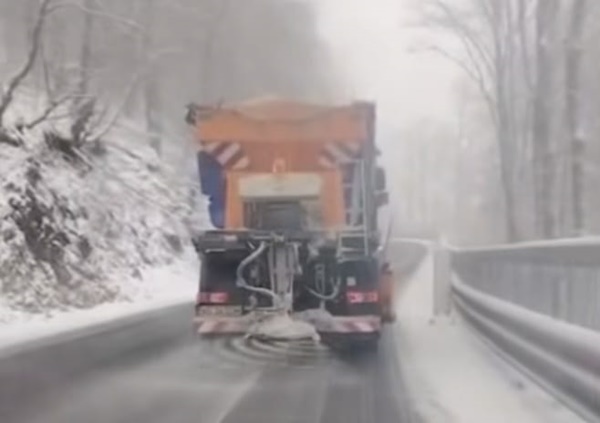 b8f842a5 8830 437f 8fe7 c959b9c98244 - Sfârșit de aprilie cu ninsori. Drumarii acționează pe DN 73