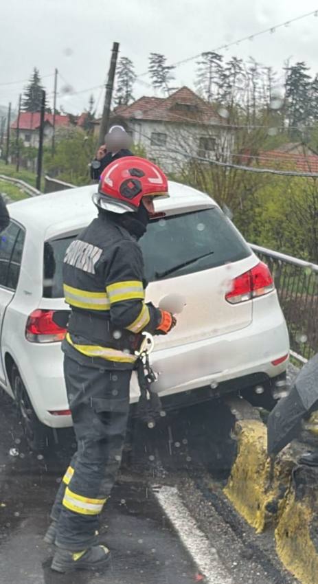 e12b230b 85b1 4e89 ba19 598db957976f - Accident în Valea Ursului! A intrat cu mașina într-un cap de pod