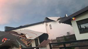 30b4973d b4c9 43f5 99ff 69d381507ff2 1 - Intervenție de urgență în Trivale! Acoperiș luat de vânt
