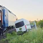 Microbuz cu nepalezi locit de tren - Manager condamnat la închisoare cu executare după un accident feroviar
