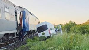 Microbuz cu nepalezi locit de tren - Manager condamnat la închisoare cu executare după un accident feroviar