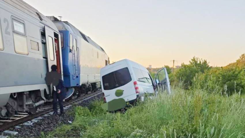 Microbuz cu nepalezi locit de tren - Manager condamnat la închisoare cu executare după un accident feroviar