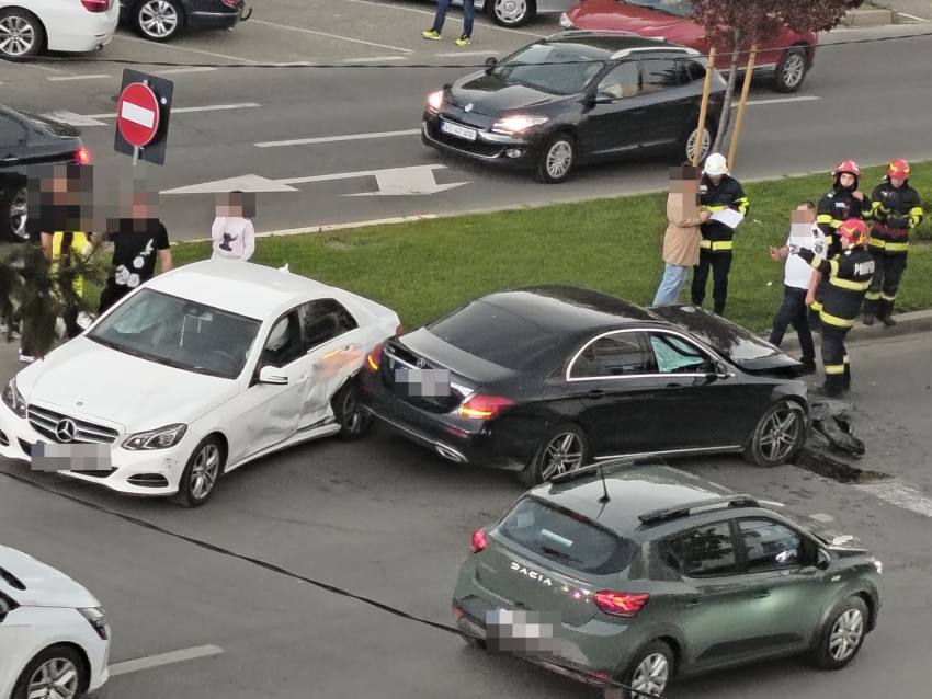 a427a4ce 300d 40e9 9536 5a50f8b6bab6 - Accident în Pitești. Două mașini Mercedes s-au ciocnit pe Calea București