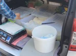 a690dc3a 25ce 47e2 adaa 981760f877bc - (VIDEO) Pitești: vindea brânză direct din portbagajul mașinii. Polițiștii locali l-au amendat