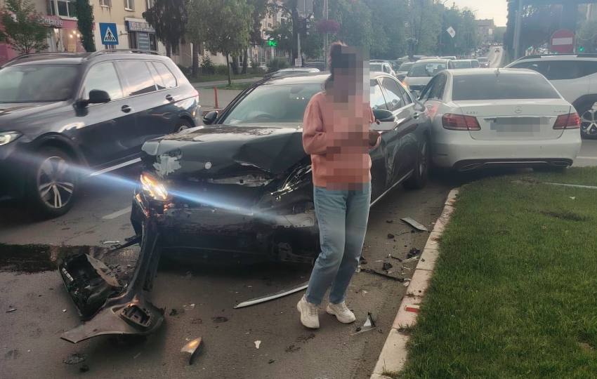 b503bdc6 fb00 4efb b62f 0b97edb53f37 - Accident în Pitești. Două mașini Mercedes s-au ciocnit pe Calea București