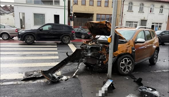 692834390 4313021152245229 4101959181009666645 n - Mașină cu numere de Argeș, implicată într-un accident în Brașov. Impact violent cu un autocar
