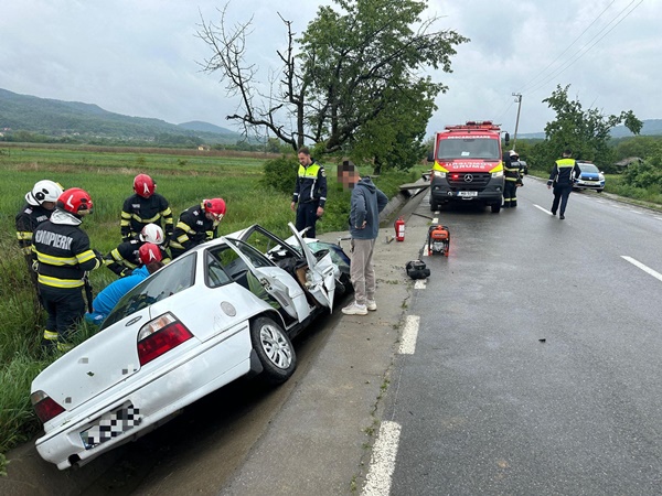 fe733ee6 3ce8 4f50 a34c d0d95291dafd - Accident grav într-o comună din Vâlcea. Un argeșean de 82 de ani a ajuns cu mașina în șanț