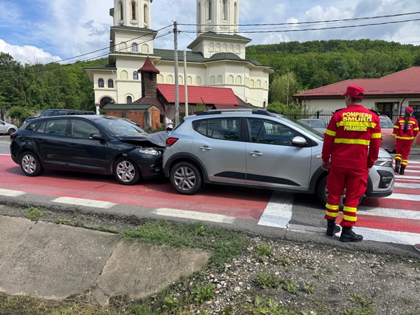 163272ac ed3e 46ba a108 bcf36c1bc633 - Accident la Valea Ursului. 2 mașini implicate