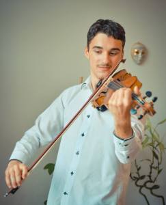 Debut emoționant la Filarmonica Pitești: tânărul violonist Rareș Dumitru Sandu urcă pe scenă într-un concert special 1 Sursă foto: Filarmonica Pitești