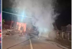 cats - Sfârșit tragic pentru doi tineri, după ce mașina în care se aflau s-a izbit de un cap de pod și a luat foc
