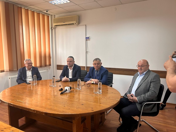 a5538cf9 8122 4266 b9c4 da0a40b6e73d - Laszlo Lorenzovici, prezent la Spitalul Județean Pitești. Are loc ședința Consiliului Medical