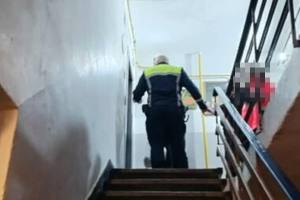 politie bloc mort orice ambulanta 768x576 1 - Tragedie la Mioveni. Un bărbat de 61 de ani a murit după ce a căzut de la etaj, pe casa scării