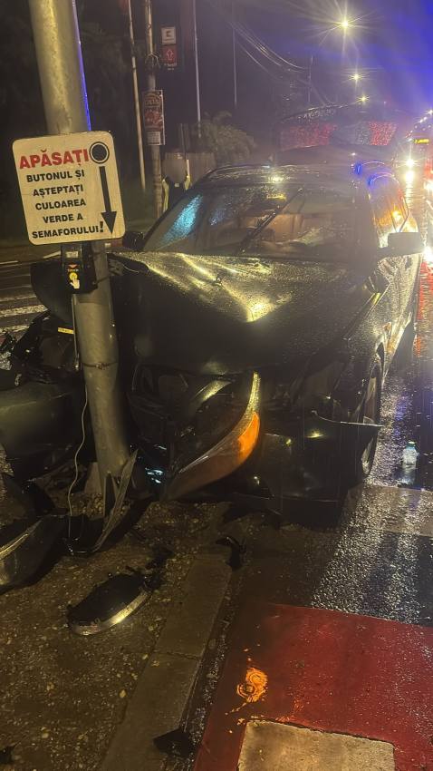 accident pitesti masina stalp