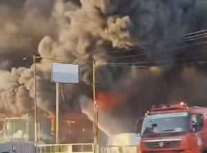 7596f84d a4e5 4585 89dd 5ca3779e77f6 - Incendiu violent la un depozit de cauciucuri. Trei persoane rănite