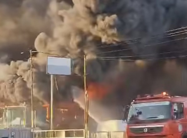 7596f84d a4e5 4585 89dd 5ca3779e77f6 - Incendiu violent la un depozit de cauciucuri. Trei persoane rănite