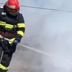 990a848f8f3e33210195d64d3ffc574d incendiu masina3 699473fe6aef4 - Incendiu în Rucăr! Un vehicul a luat foc