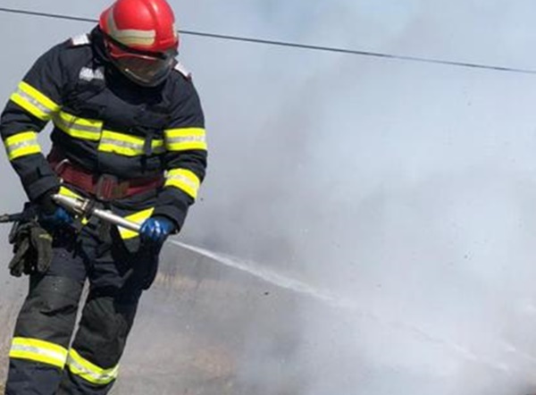 990a848f8f3e33210195d64d3ffc574d incendiu masina3 699473fe6aef4 - Incendiu în Rucăr! O mașină a luat foc