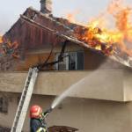 incendiu casă acoperiș
