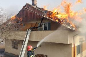 incendiu casă acoperiș