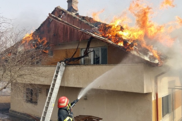 incendiu casă acoperiș