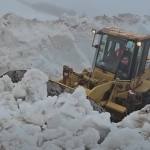 cats 1 - Continuă deszăpezirea pe Transfăgărășan. Drumarii luptă cu nămeții și bolovanii aduși de avalanșe