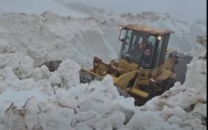 cats 1 - Continuă deszăpezirea pe Transfăgărășan. Drumarii luptă cu nămeții și bolovanii aduși de avalanșe
