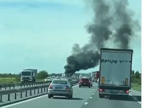 cats - (VIDEO) Incendiu pe A1. O autoutilitară a luat foc