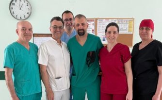 echipa dr. Gabriel Copciag, medicul șef al Secției de Ortopedie a SJU Pitești