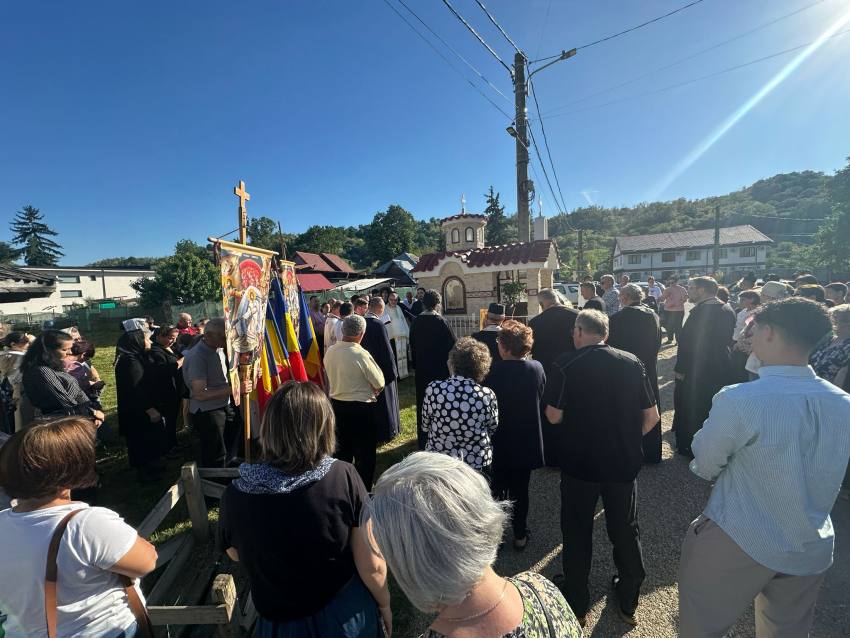 Binecuvântare Arhierească la hramul Parohiei Micești 3 Parohia argeșeană Micești