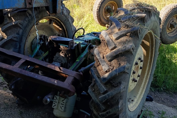 tractor răsturnat bărbat mort izvoru tractor răsturnat bărbat mort izvoru