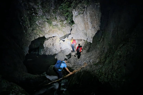 Turiști blocați în Valea lui Stan (1) Turiști blocați în Valea lui Stan (1)