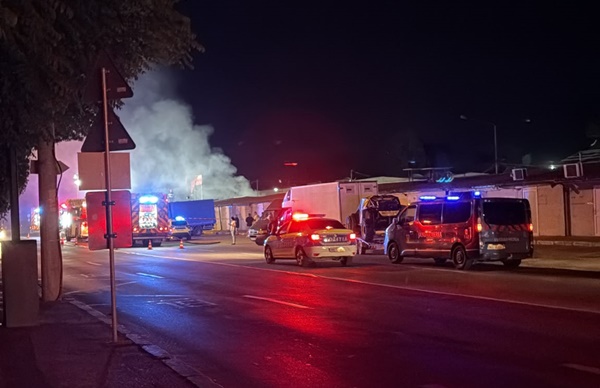 39c17ffe 977b 4a42 823e 10824f0104eb - Incendiu puternic în Pitești! Flăcări violente la En Gros