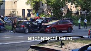 2bf4d4e0 23cf 4cad 80f2 4a8e94e3ed0c - Trafic dat peste cap în Pitești. Impact violent între 2 mașini
