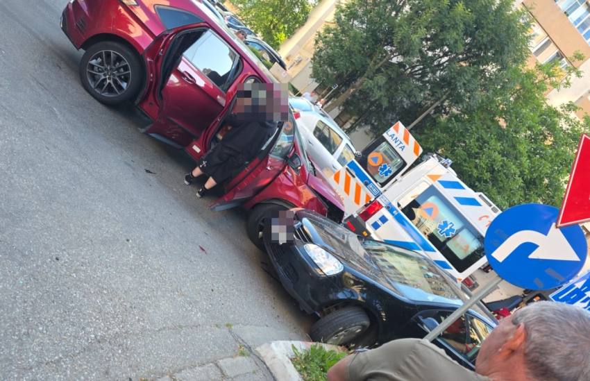 Trafic dat peste cap în Pitești. Impact violent între 2 mașini 1 8145a595 2d4e 44e1 8159 4ecd4c346989 - Trafic dat peste cap în Pitești. Impact violent între 2 mașini