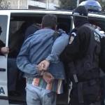 reținut-cătușe-polițist Sursă foto: stiridecluj.ro/ descriptiv